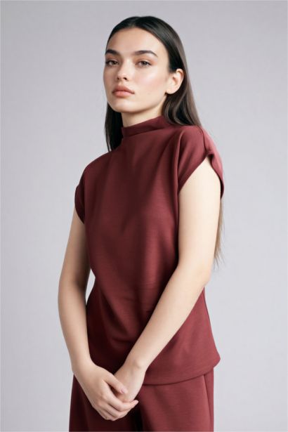 Майка приталенного кроя с воротником стойкой из модала для женщин