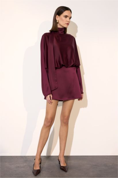 Атласное мини-платье с рукавом летучая мышь