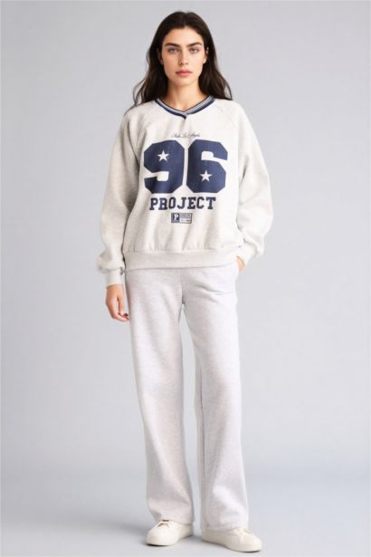 Свитшот оверсайз с V-образным вырезом с принтом из плотной ткани для женщин