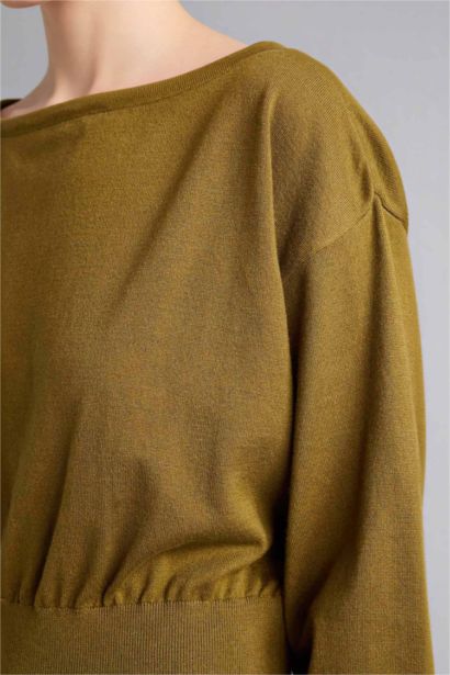 بلوفر تريكو قصة عادية بكتف مكشوف