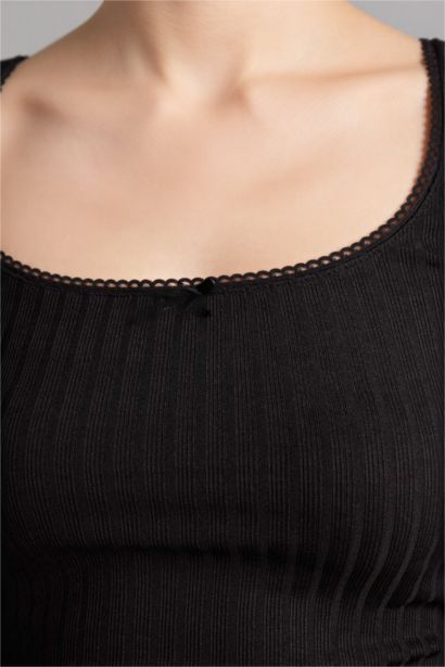 تيشيرت كم طويل بياقة U مخصر