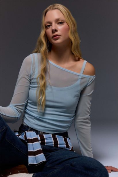 تيشيرت تول بكتف مكشوف