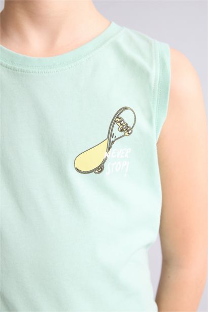 كيمونه ولادي بطبعة شعار قصة عادية برقبة مستديرة