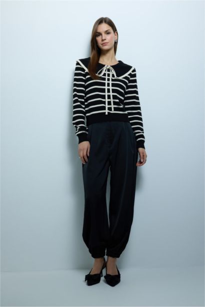 Пуловер приталенного кроя с воротником «питер пэн» для женщин