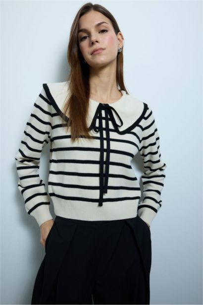 Пуловер приталенного кроя с воротником «питер пэн» для женщин