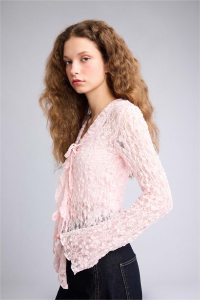 بلوزة دانتيل برباط ردن طويل مخصر بياخة V