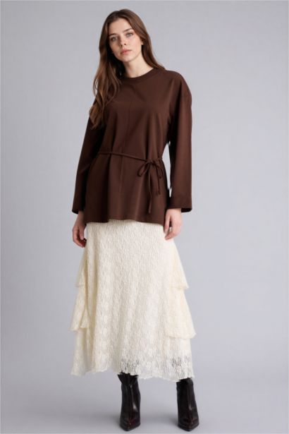 تنورة ميدي دانتيل بقصة A