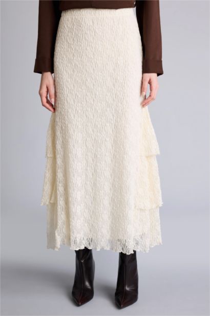 تنورة ميدي دانتيل بقصة A