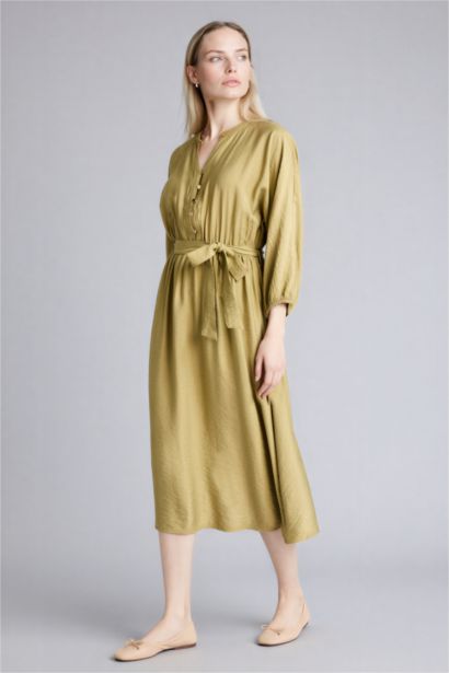 Kaçık Yaka Yarım Kol Elbise