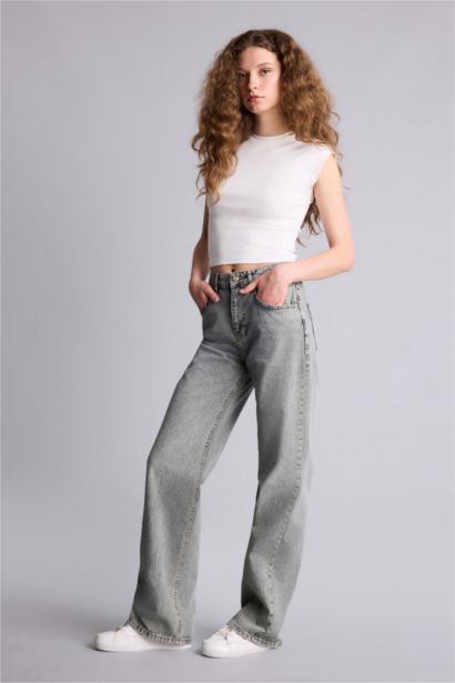 بنطلون جينز قصة مستقمية واسعة وخصر عالي