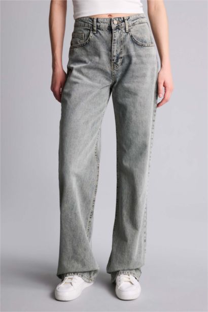 بنطلون جينز قصة مستقمية واسعة وخصر عالي