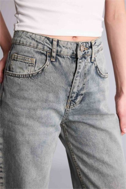 بنطلون جينز قصة مستقمية واسعة وخصر عالي