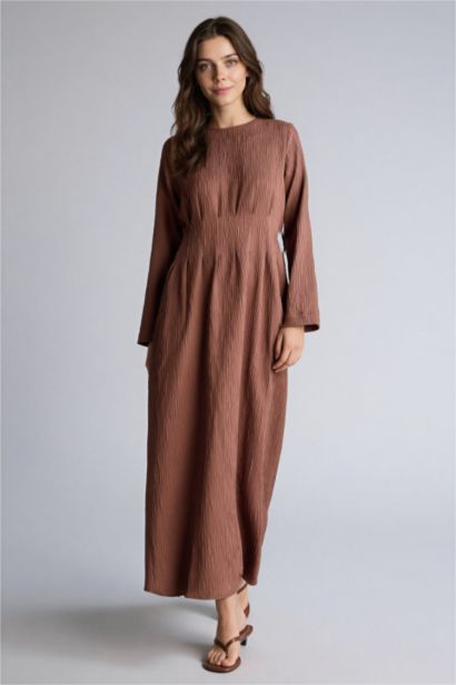 فستان بكم من قماش كرنكيل بياقة مستديرة