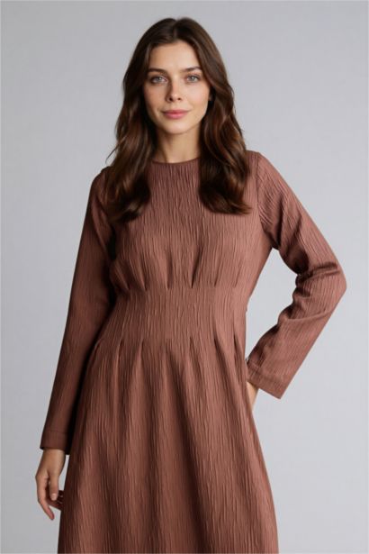 فستان بكم من قماش كرنكيل بياقة مستديرة