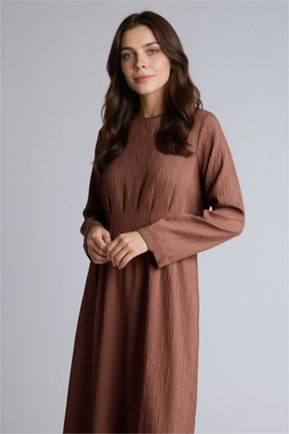 فستان بكم من قماش كرنكيل بياقة مستديرة