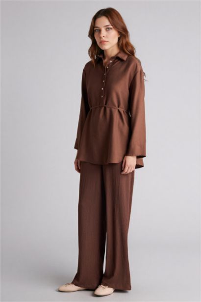 بنطلون قصة مستقيمة ورجل عادي