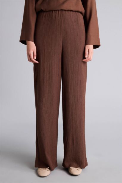 بنطلون قصة مستقيمة ورجل عادي