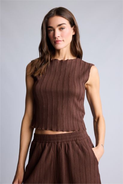 Майка Slim Fit из ткани букле с круглым вырезом