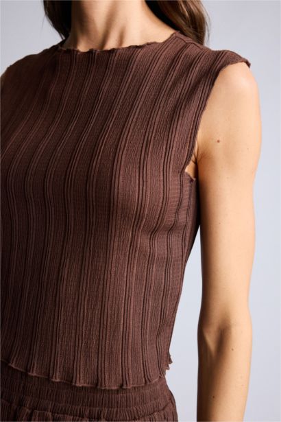 Майка Slim Fit из ткани букле с круглым вырезом