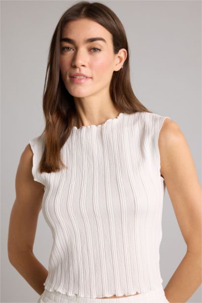 Майка Slim Fit из ткани букле с круглым вырезом