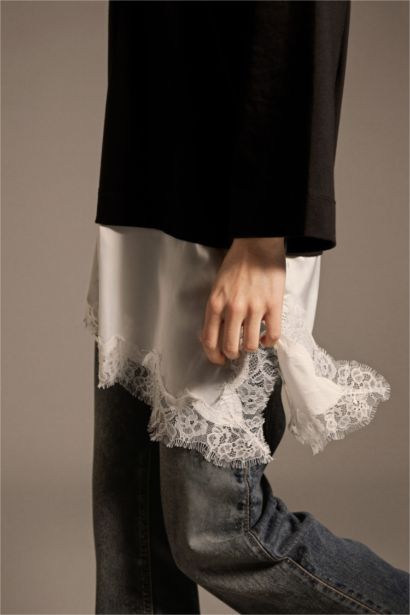 بلوزة طويلة مفصل بالدانتيل قصة عادية