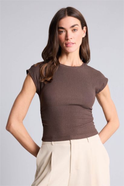 Футболка Slim Fit из ткани букле с круглым вырезом и коротким рукавом