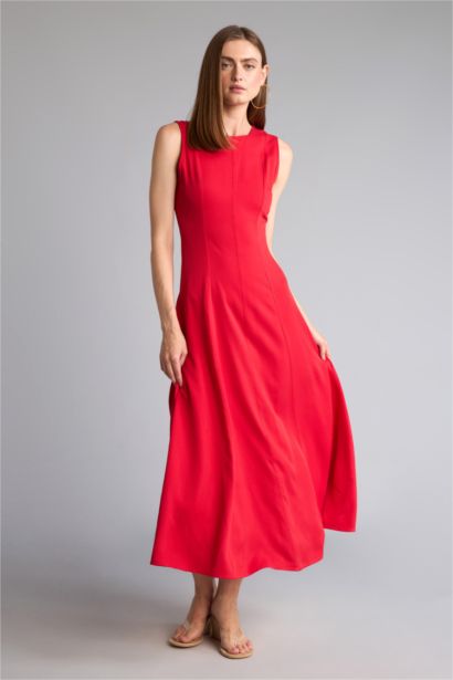 Robe mi-longue en sergé à col rond sans manches