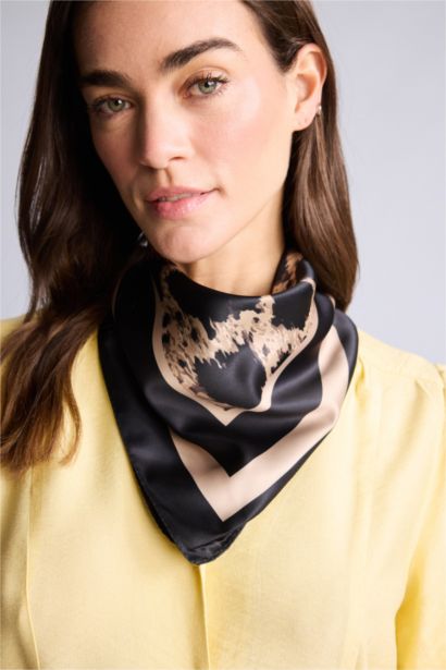 Woman Animal Print Foulard