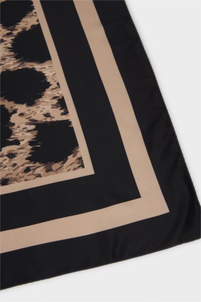 Woman Animal Print Foulard