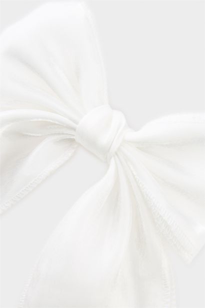 Kurdele Toka Kız Çocuk