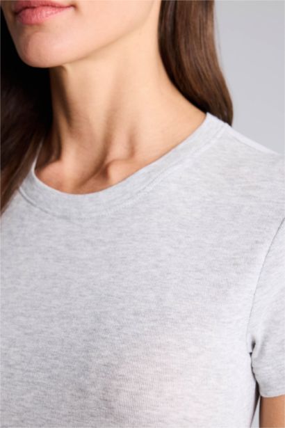 تيشيرت نص كم سادة بيزك سليم فيت وياقة مستديرة