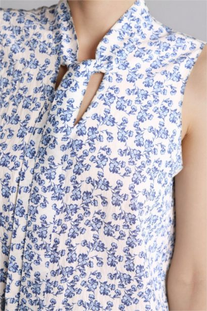 Regular Fit Scarf Collar Printed Sleeveless Blouse