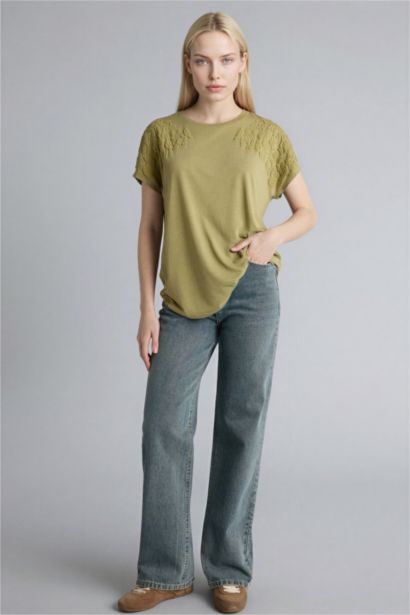 Bisiklet Yaka Çiçekli Kısa Kollu Tişört