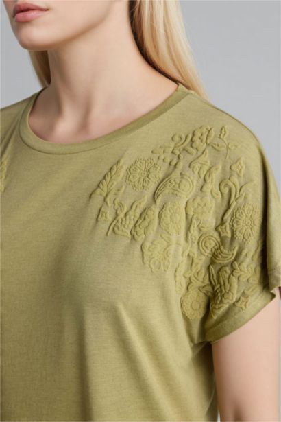 Bisiklet Yaka Çiçekli Kısa Kollu Tişört