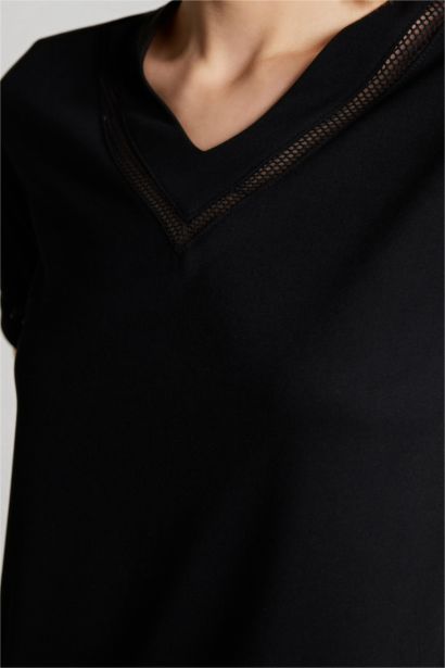 تيشيرت نص كم قصة عادية وياقة V