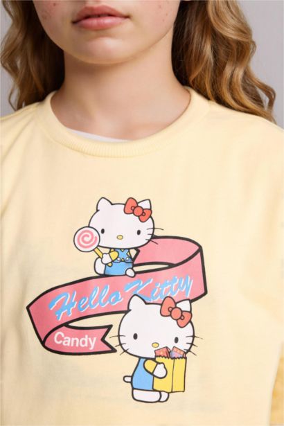 Oversize Fit Hello Kitty Licensed Short Sleeve T-Shirt