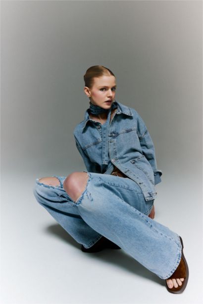 Джинсовая куртка с широкими карманами