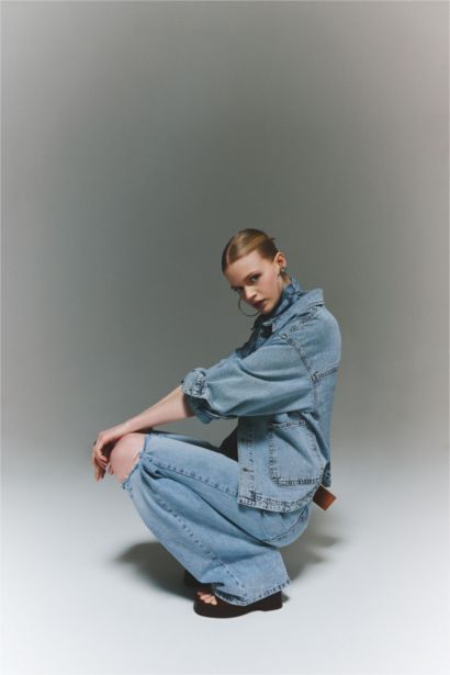 Джинсовая куртка с широкими карманами