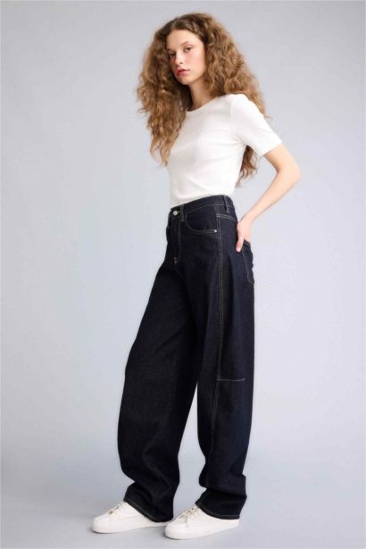 بنطلون جينز باجي فيت وخصر عالي