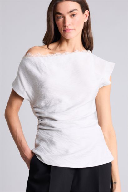 Блузка с коротким рукавом приталенного кроя с открытыми плечами для женщин