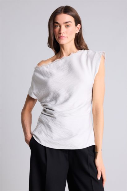 Блузка с коротким рукавом приталенного кроя с открытыми плечами для женщин