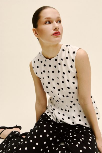 Slim Fit Crew Neck Polka Dot Sleeveless Blouse