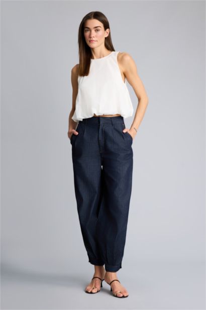 Balloon Fit Crew Neck Sleeveless Blouse