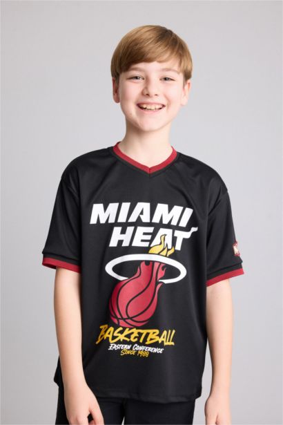 Футболка New Regular Fit NBA Miami Heat из сетчатой ткани с V-образным вырезом и коротким рукавом для мальчиков