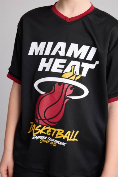 Футболка New Regular Fit NBA Miami Heat из сетчатой ткани с V-образным вырезом и коротким рукавом для мальчиков