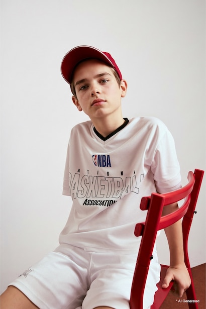 T-shirt NBA Wordmark  à manches courtes et col V pour garçon