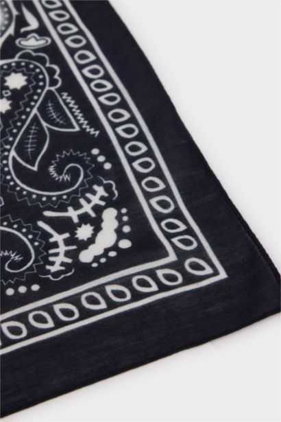 Woman Paisley Patterned Foulard