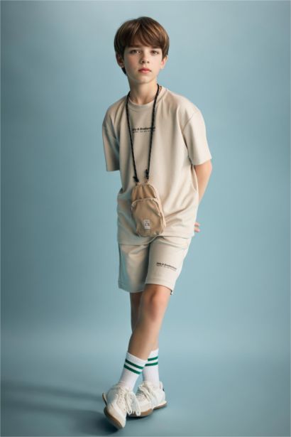 شورت اولادي بطبعة شعار اوفر سايز