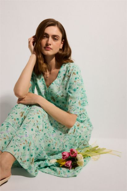 A Kesim V Yaka Baskılı Kısa Kollu Elbise