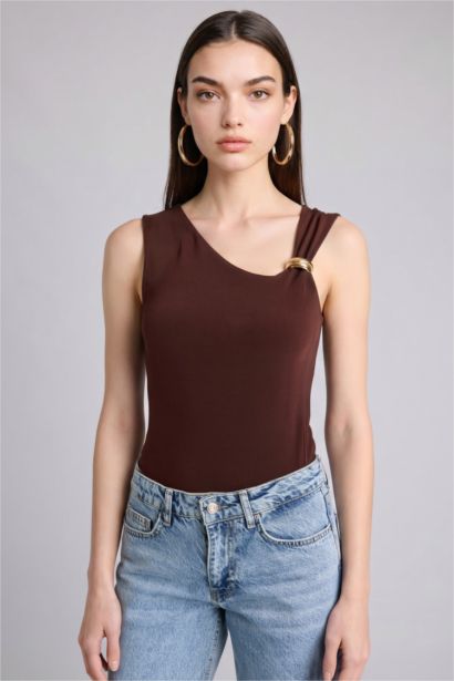 تانك توب سليم فيت بياقة عريضة